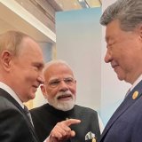 Vladimir Poutine discute avec le président chinois Xi Jinping et le premier ministre indien Narendra Modi à Tianjin. KEYSTONE/AP
